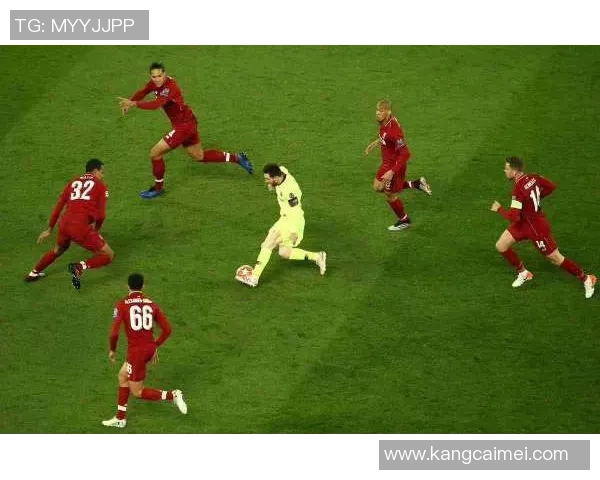 哪个足球巨星在比赛中一脚踢爆足球引发全场轰动揭秘